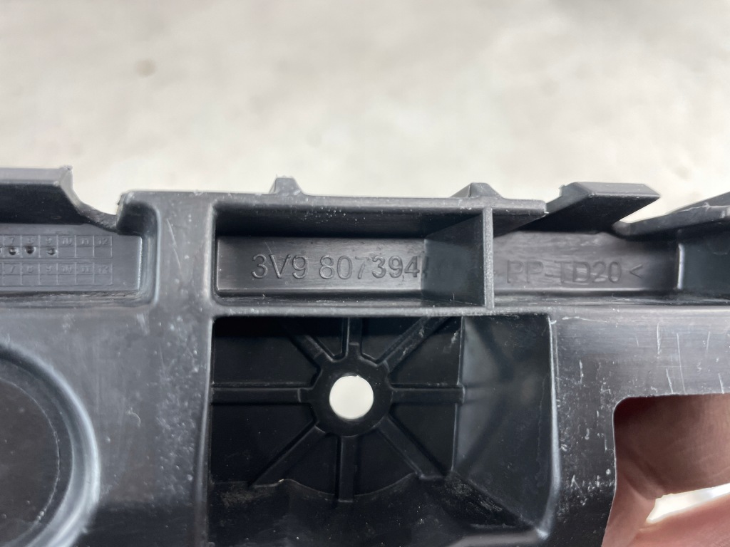 Направляющая бампера 3v9807394 задняя правый superb iii универсал с Разборки