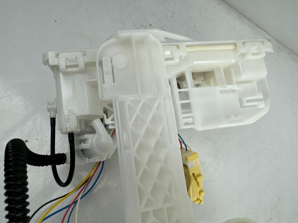 Купить Toyota yaris cross 2023 с задний насос топлива w бак