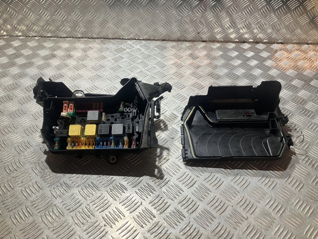 Купити Коробка запобіжників корпус mercedes gla x156 2.2 cdi