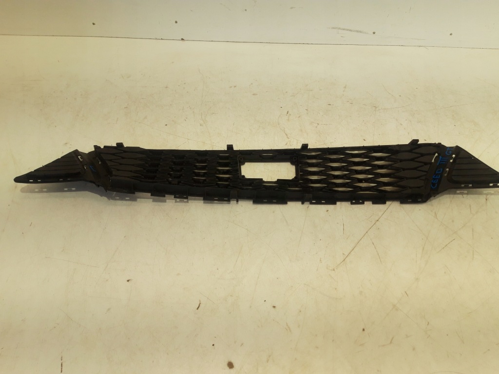 фото №12, Kia оригинальный номер 86561-j7710 решётка бампера gtline