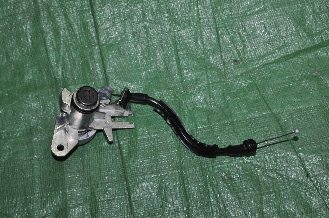 фото №1, Замок вкладка крышки audi a8 d4 long 8f0827573