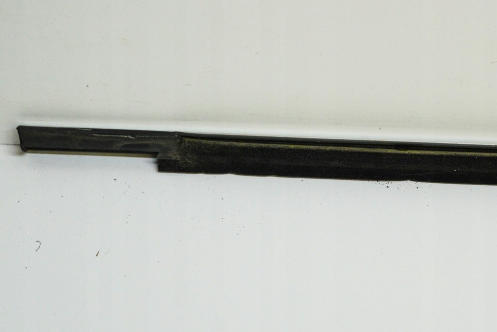 фото №7, Молдинг уплотнитель левых передних дверь vw passat variant b7 365