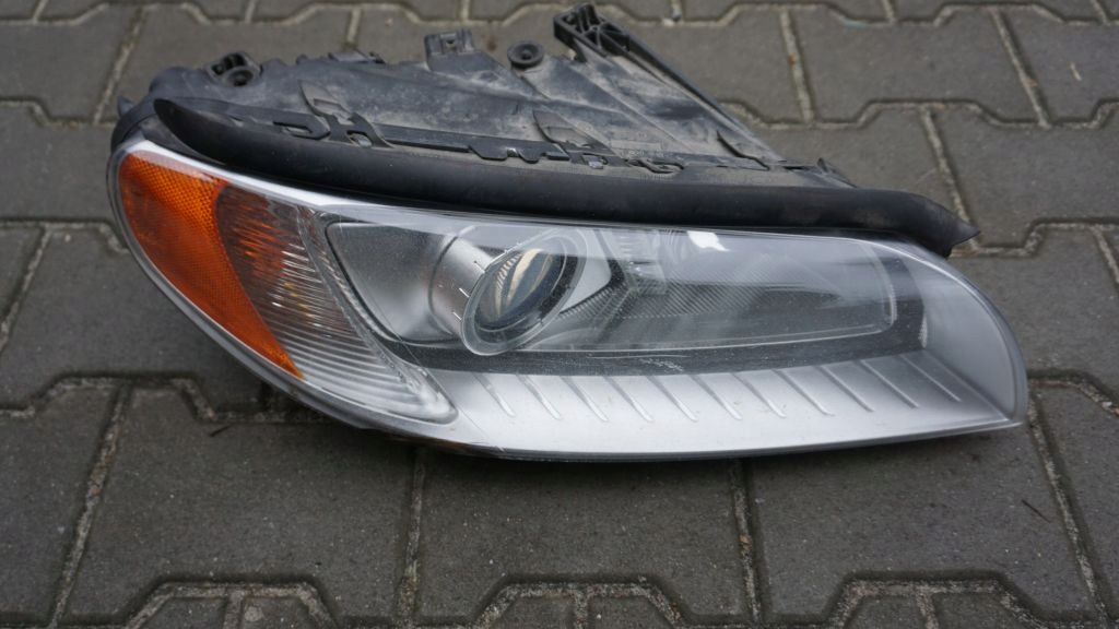 фото №1, Volvo s80 v70 xc70 - правая лампа ксенон перед