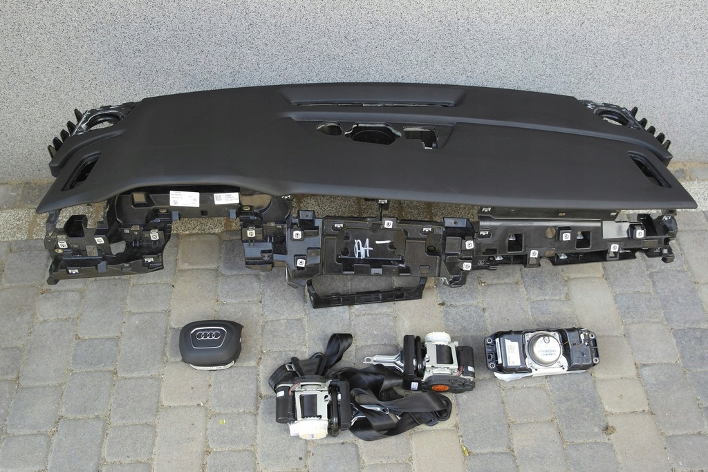 фото №1, Audi q8 панель приладів подушка безпеки ремені pas панель приладів консоль панель приладів pulpit полиця