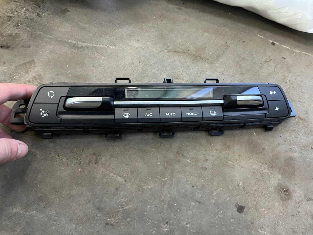 Купити Панель кондиціонера berlingo doblo combo pracy rifter 18-25 98340420zd