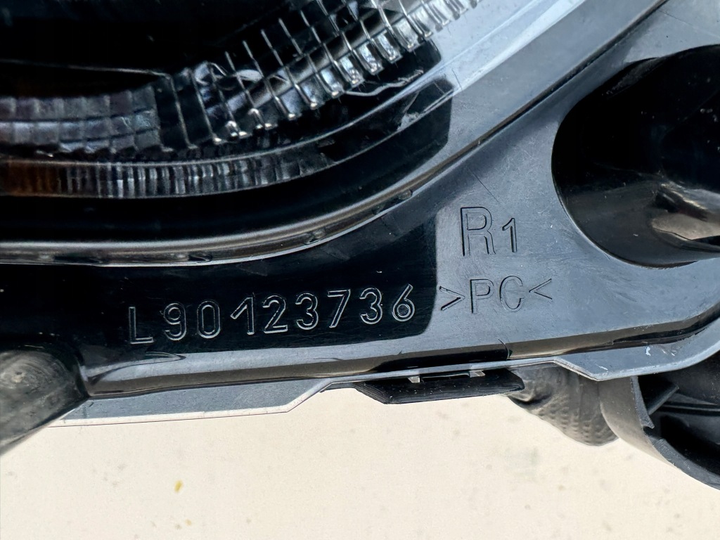 Peugeot 2008 2 2 19-23r фара правий правий перед led 9833036180 / l90123736 Зі Шроту