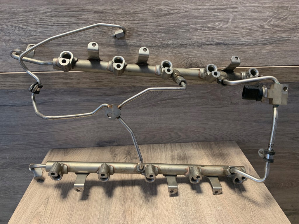 фото №1, Молдинг впрыскная audi s8 d3 5.2 07l133315a