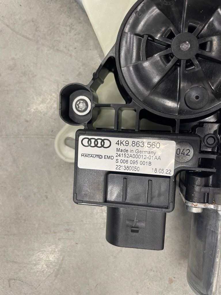 фото №3, Механизм шторка багажника a6 c8 оригинал