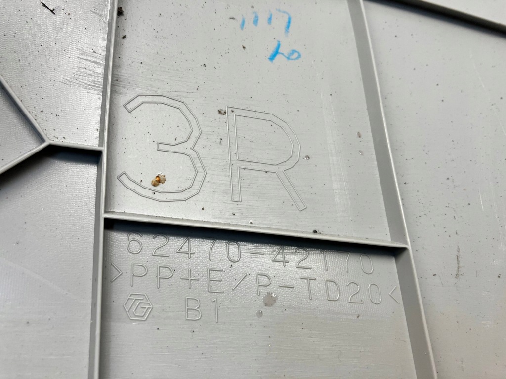 фото №10, Rav4 v защита стойка заднего правый задняя серая царапины