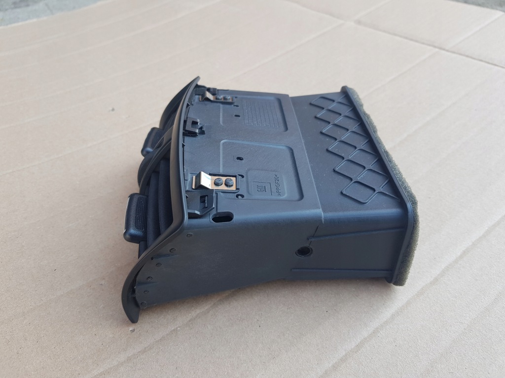 Ґрати обдув задні тунель opel insignia a 13274338 в гарному стані справні чорні Зі Шроту