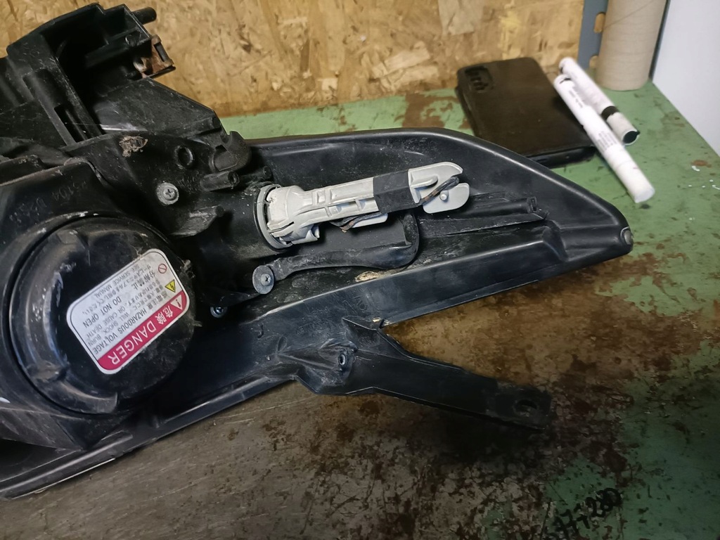 фото №11, Mazda 5 лампа левый перед ксенон