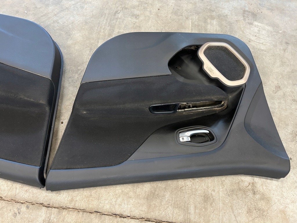 Карка обивка дверь передних левое  правый  перед jeep renegade америка 2015 в Украине