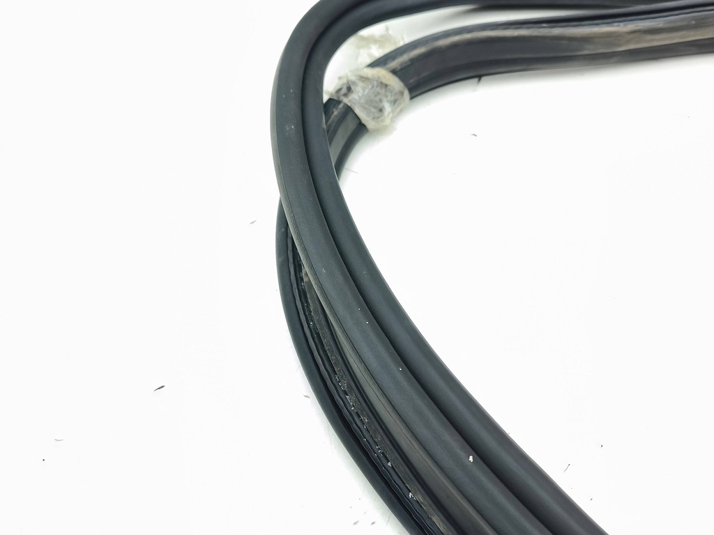 фото №12, Porsche 911 996 2001 прокладка кришки багажника