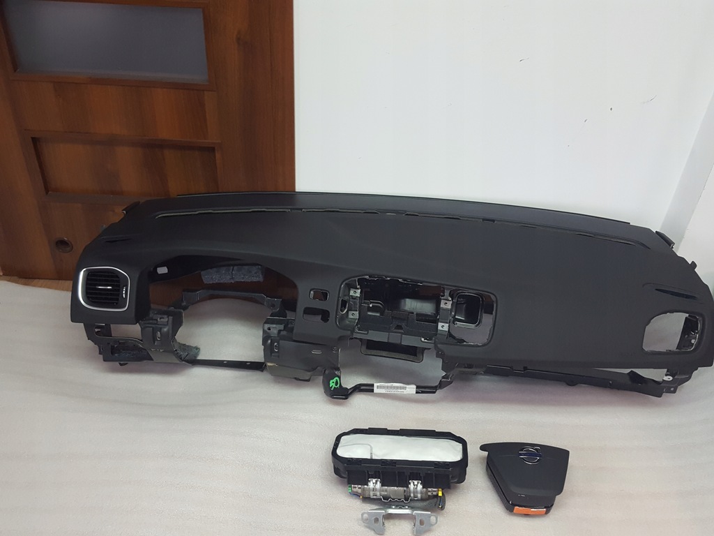 фото №1, Консоль приборная панель приборная панель volvo s 60 2 подушка безопасности 2 ремни