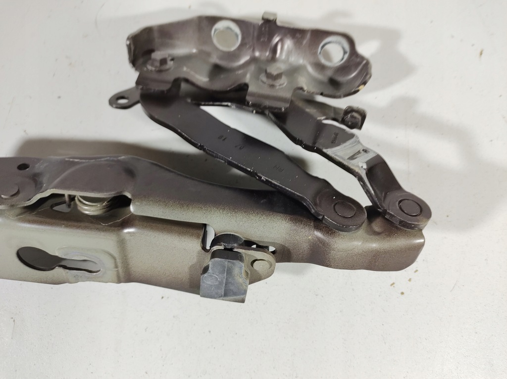 фото №10, Volvo v60 18r- петля капот правий