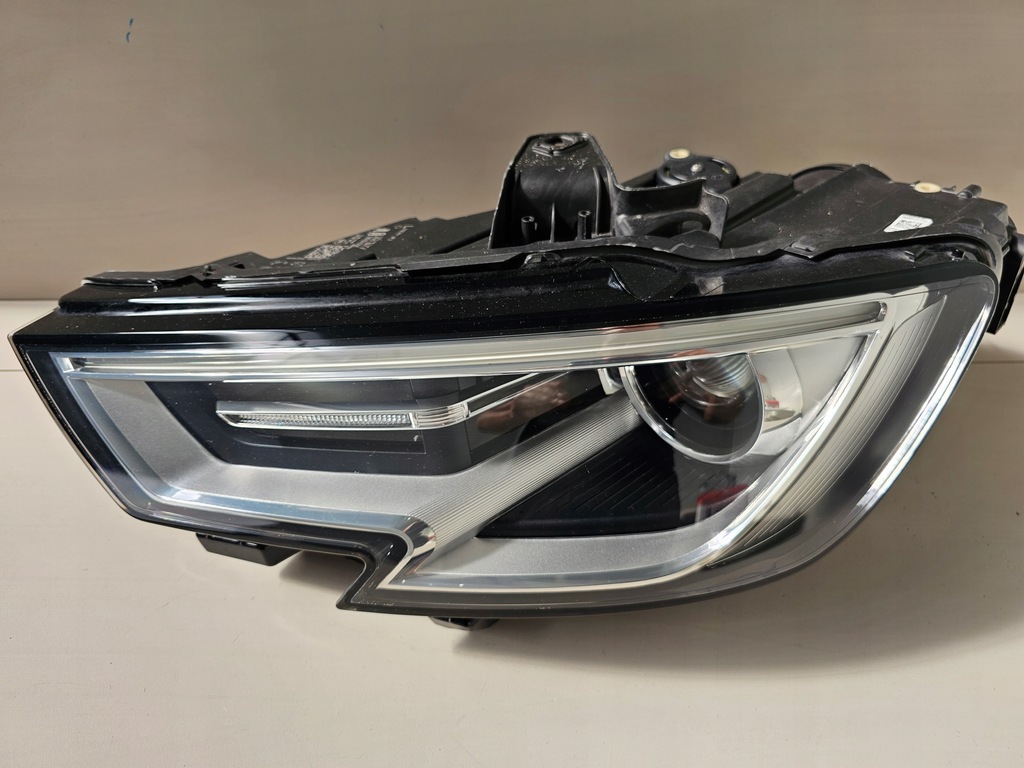 фото №1, Audi a3 8v lift лампа передняя левая 8v0941005e