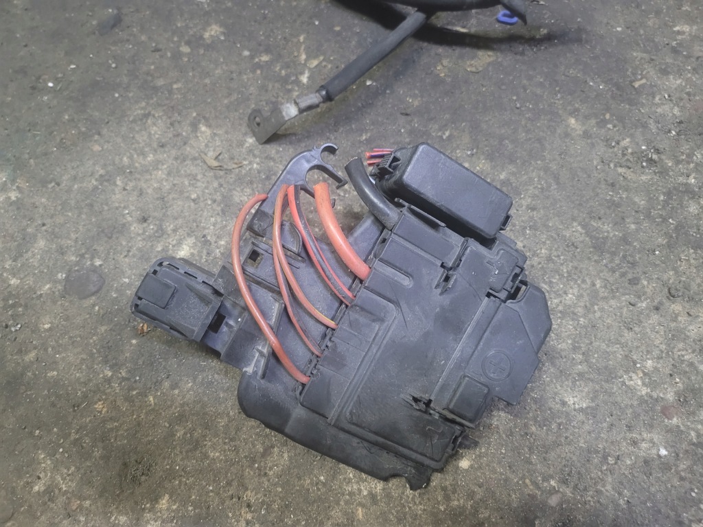 Купити Коробка запобіжників клема vw seat 6r0915345a