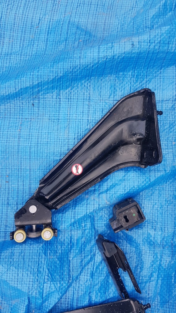 фото №3, Combo e rifter berlingo 19 направляющая дверь левая ролик