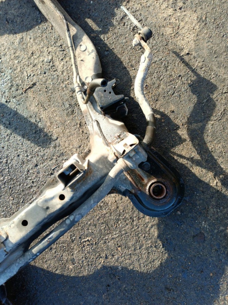 Hyundai tucson 1 2.0b підрамник передні Зі Шроту