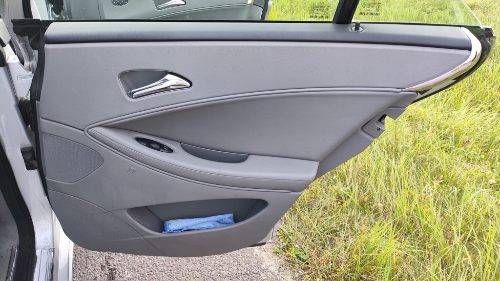 фото №4, Заглушка защита обшивка дверь правый задняя серая mercedes cls w219 c219 lift