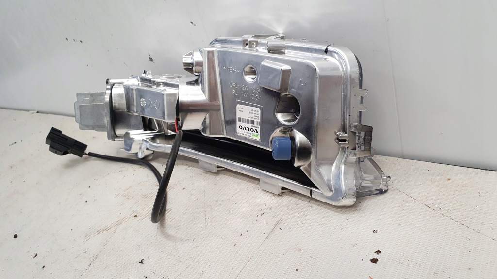 Volvo s60 v60 ліва фара led рух денна габарит Ціна