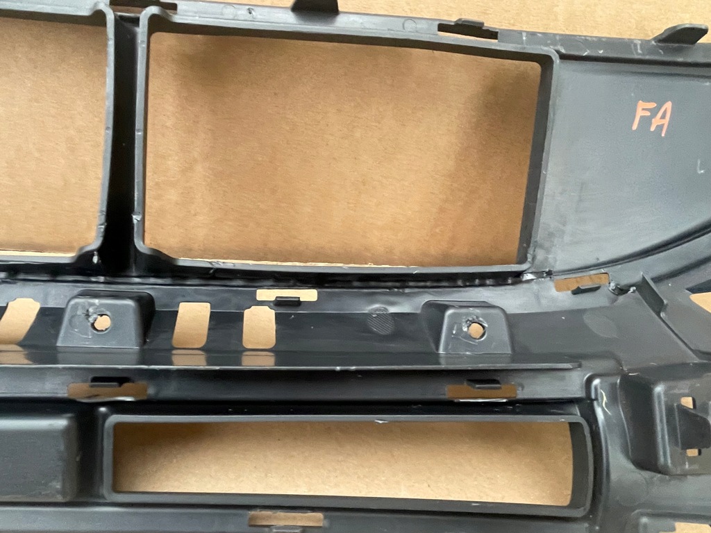 фото №13, Mercedes c-klasa w206 amg середня решітка бампера перед передня