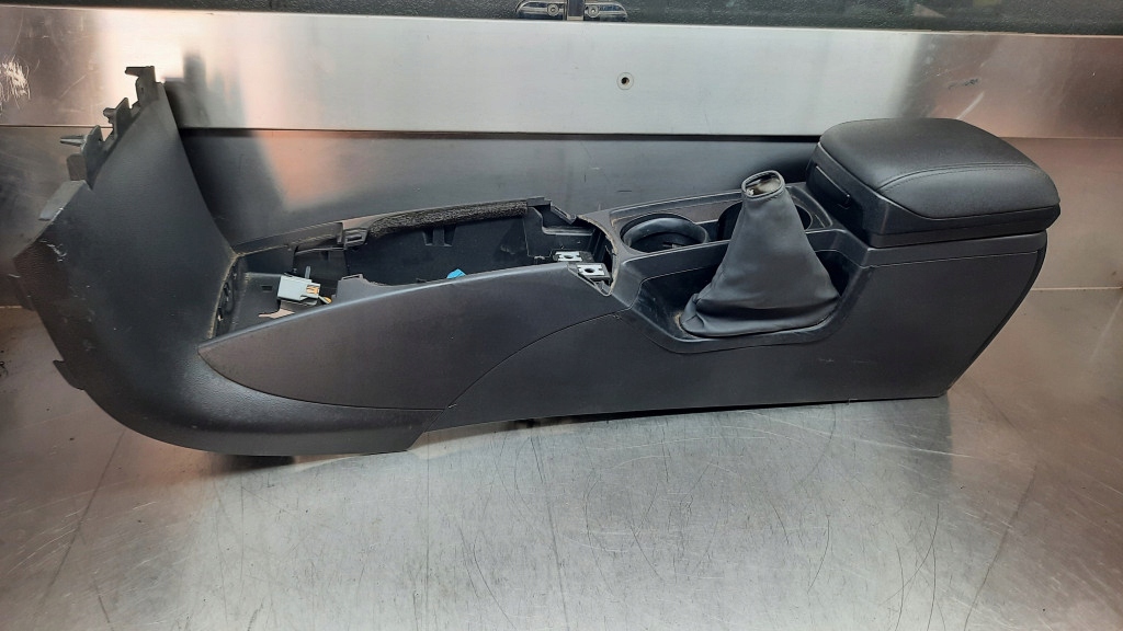 фото №9, Подлокотник туннель средний volvo v50 2.0 hdi 04r