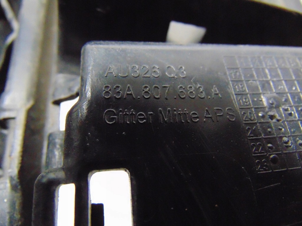 Решётка w бампер средняя перед audi q3 s-line 83a807683a Киев