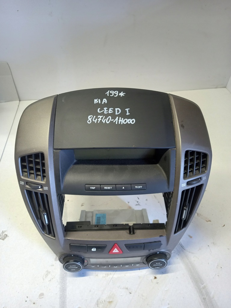 фото №1, Панель обдув рамка средняя радио kia ceed i 84740-1h000