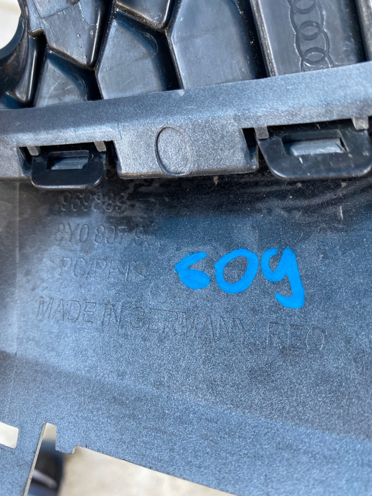 Audi a3 8y0 решітка бампера 8y0807953 Доставка