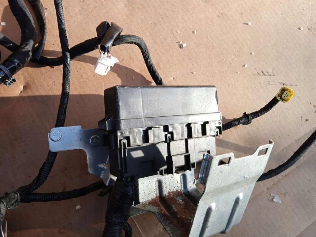 Електропроводка корпус запобіжників nissan qashqai 2 1.2 dig-t j11 24012hv10d Зі Шроту