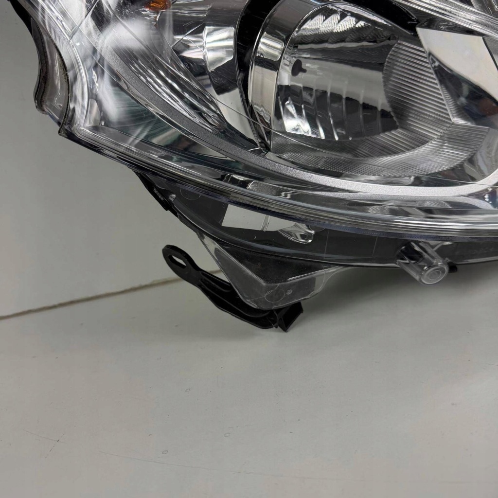 Peugeot 208 i лампа фара правая перед передняя оригинальный номер 89905648 Киев