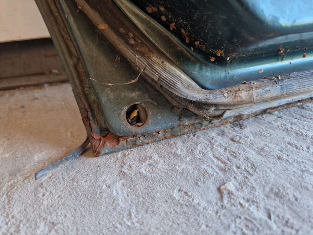 Дверь левый задний  mercedes w123 sedan Доставка