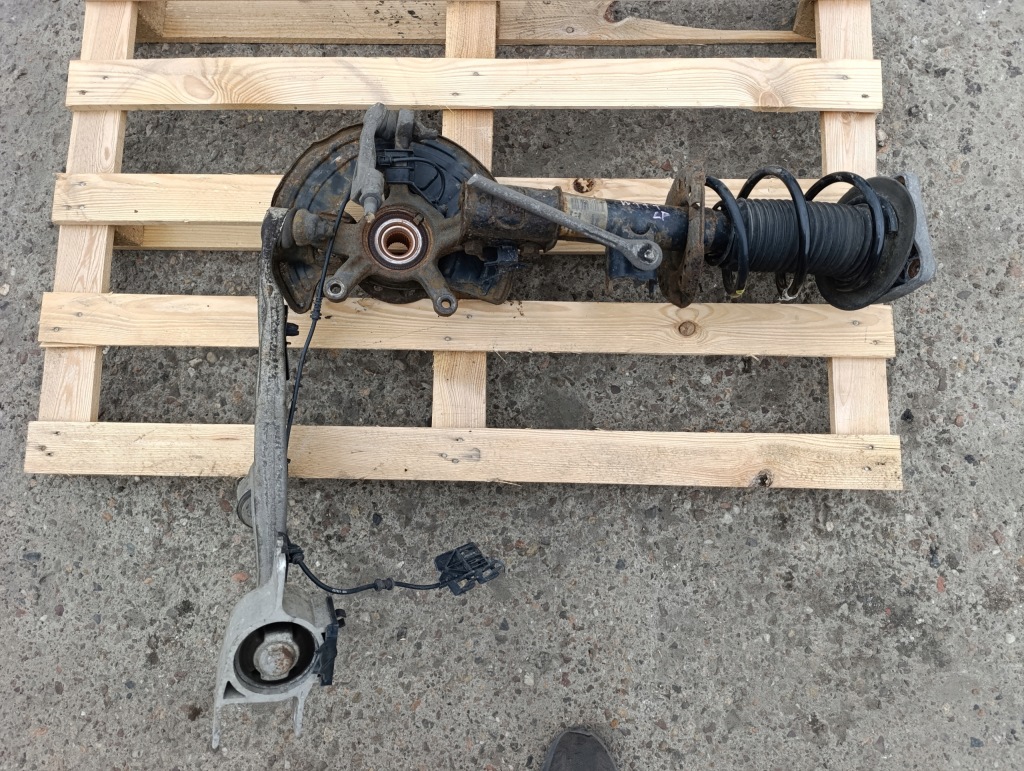 фото №1, Mercedes w117 cla передняя левая поворотный кулак рычаг амортизатор