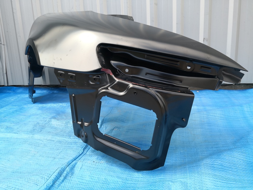 Mercedes amg gtr gtc roadster 190 крыло левый задний Недорого