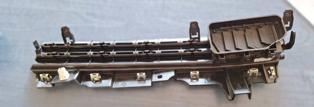 фото №3, Решётка впуск воздуха renault clio v 687503053r