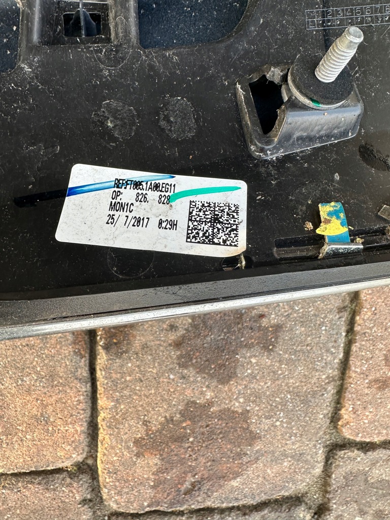 фото №8, Maserati levante накладка крышки задняя