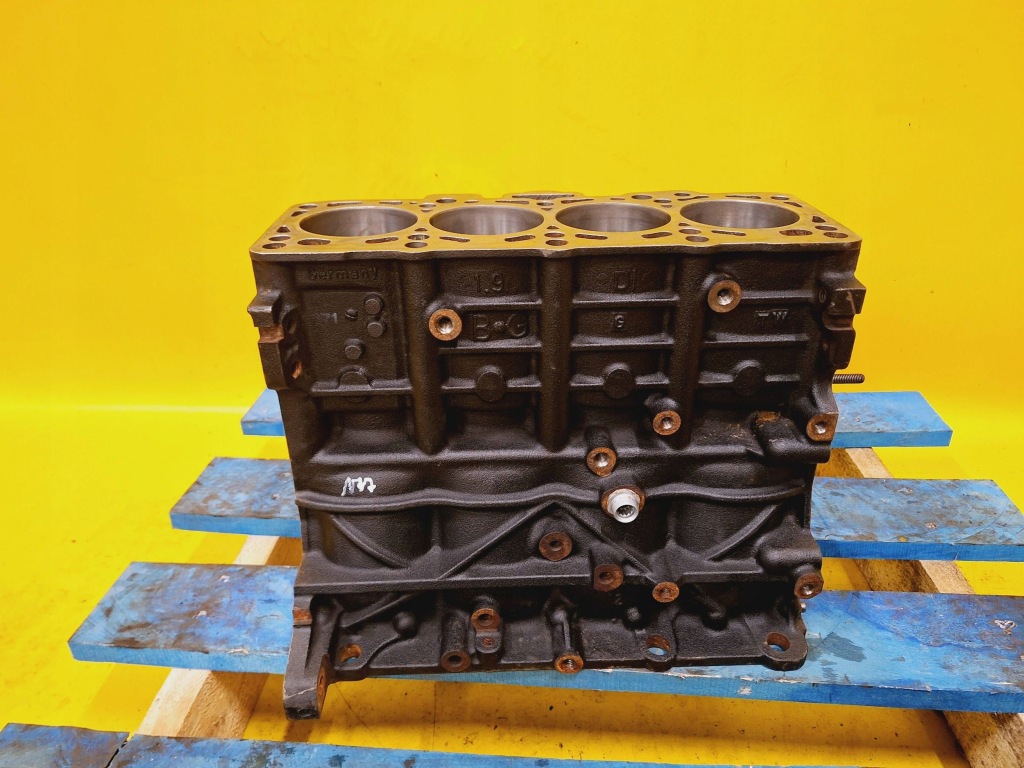 Блок низ  двигателя vw passat b5 a6 c5 1.9 tdi avf nr107 Цена