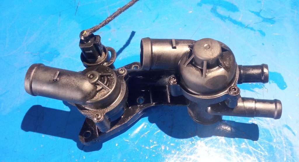 фото №1, Корпус термостата 03c121121d vw.touran 1,4 tsi