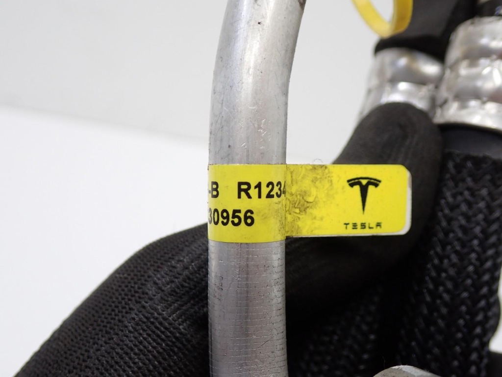 Пабтрубок  шланг трубка кондиционера 1625910-00-b tesla model 3 3d3 3d7 21r Доставка