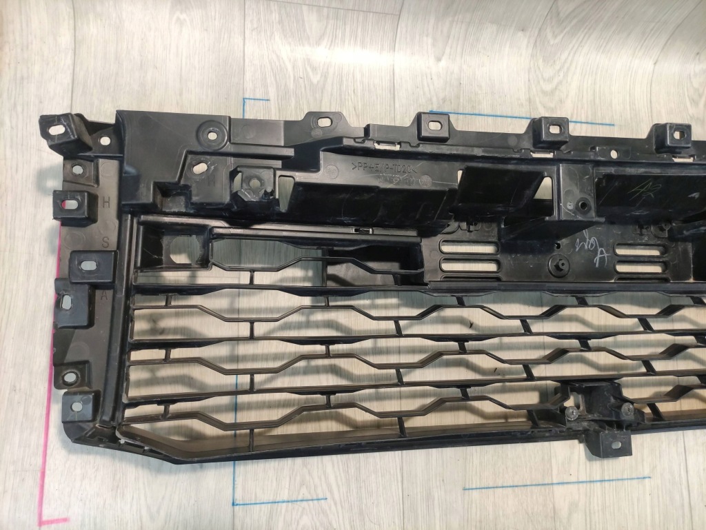 Mitsubishi 200 vi 6 18- решётка средняя бампера 6402a515 Киев