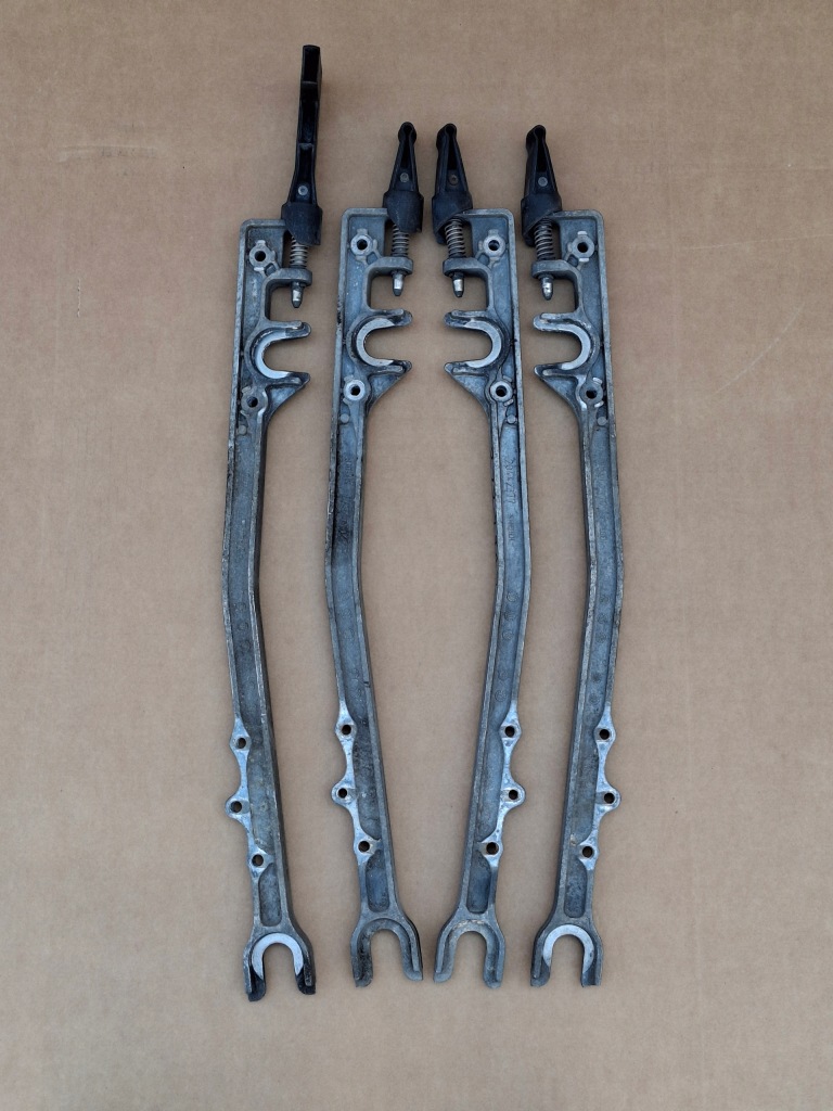 фото №2, Volvo renault кронштейн кронштейн кронштейн спойлер защита 20442377