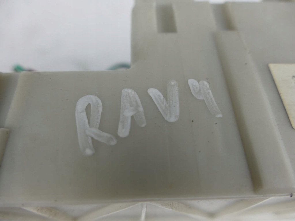 фото №8, Toyota rav4 ii lift 2.0 d4d коробка запобіжників