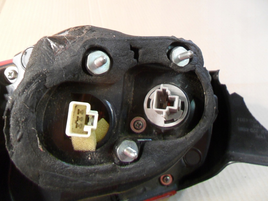 фото №12, Mazda 3 лампа задняя правая w крыло 220-41981