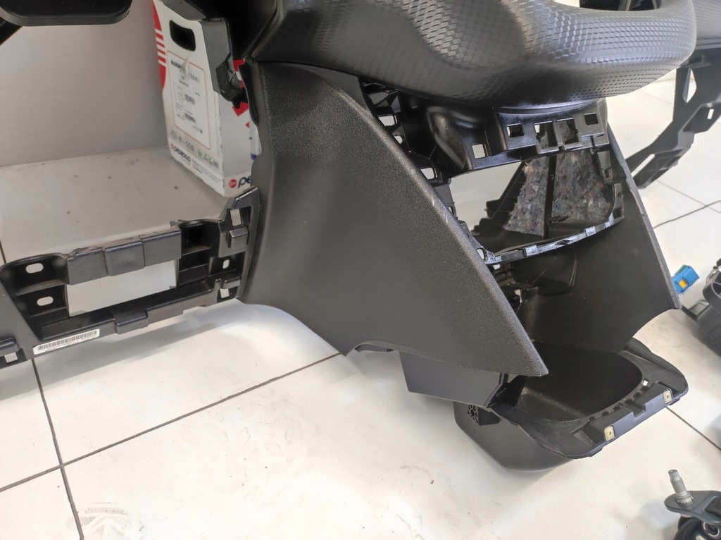 фото №10, Приборная панель консоль подушки безопасности ремни orginał peugeot 2008 i 1 lift