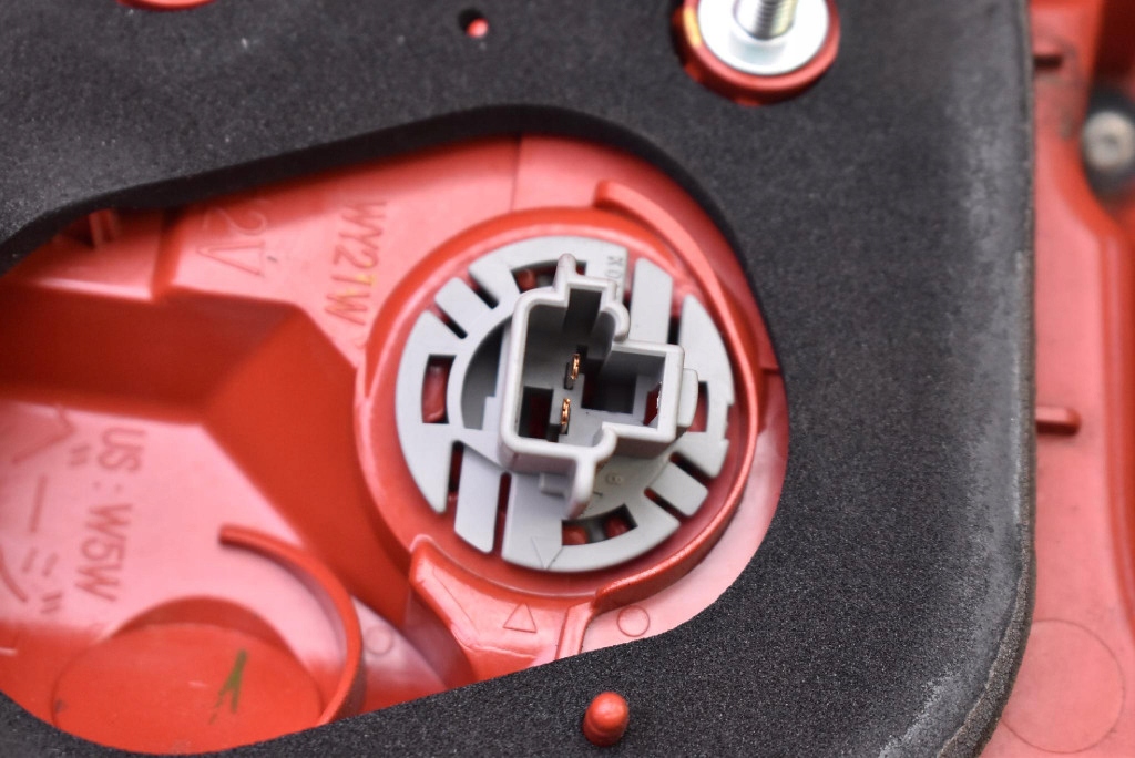 фото №8, Лампа левая задняя задняя 220-87977 mitsubishi lancer 8 viii 5d hb 07-16