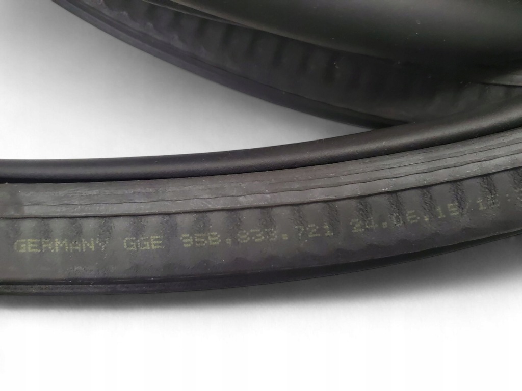 фото №6, Porsche macan 95b833721 задняя сторона правая уплотнители