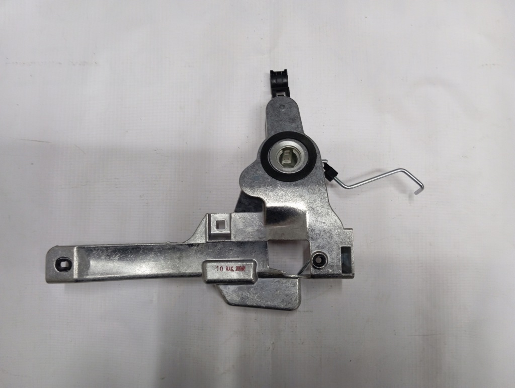 Купити Кронштейн правий перед maserati 068001800 новий оригінал