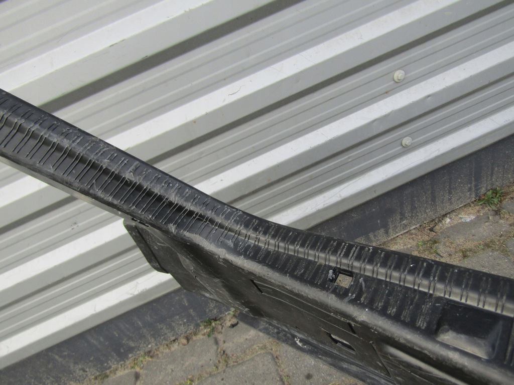 фото №12, 1 mercedes w124 sedan пластик защита багажника поперечина замка заднего