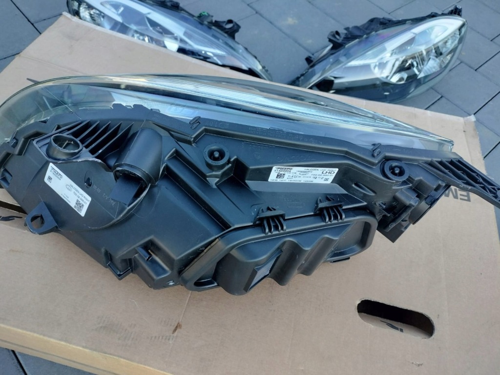 фото №3, Nowa лампа права фара 31420004 volvo v40 cc40